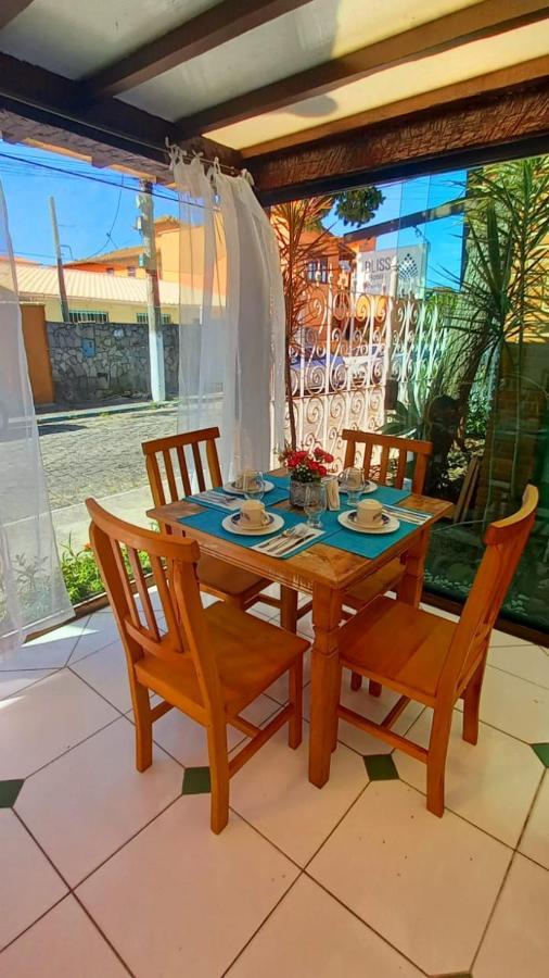 Bliss Hoteis Centro Búzios Exteriör bild A dining table with four chairs